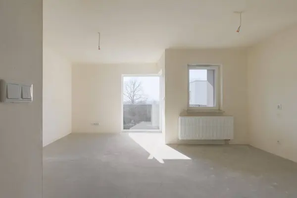 Çıplak Duvarlı ve Gün Işıklı Boş Oda