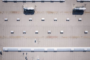 Havalandırmalı Büyük Bir Binanın Üst Görünümü