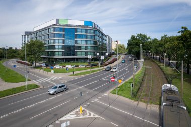 Camdan Cepheli ve Şehir Görünümlü Modern Ofis Binaları