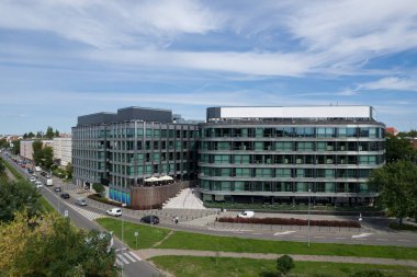 Camdan Cepheli ve Şehir Görünümlü Modern Ofis Binaları