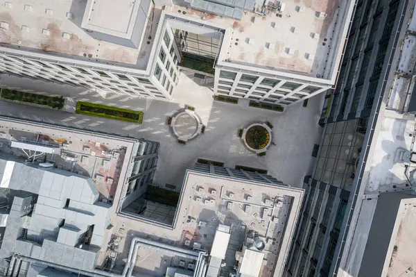 Ofis Binalarının Havadan Üst Görünümü ve Bir Avlu