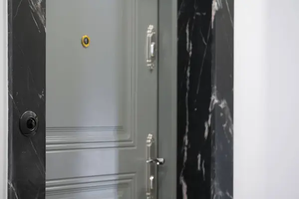 Mermer kesimli zarif gri kapı.