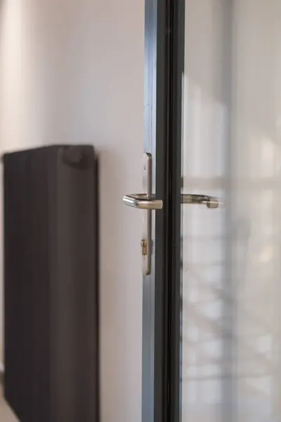 Modern İçişlerinde Cam Kapı Kolu ve Radyatör Detayları
