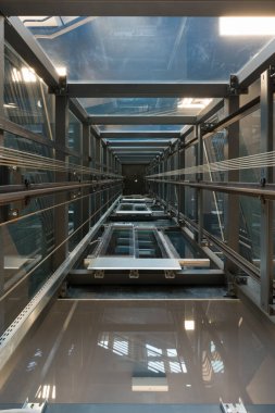 Cam Panelli Modern Asansör Kuyusu