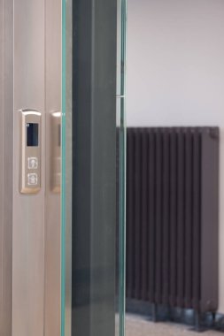 Modern Asansör Kapısı ve Radyatör Detayları