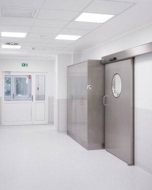 Paslanmaz Çelik Kapı ve Çıkış İşaretli Modern Hastane Koridoru
