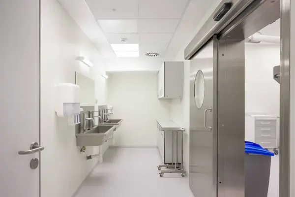 Paslanmaz Çelik Lavabosu ve Kapısı olan Modern Hastane Temizlik Odası