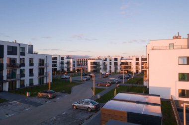 Günbatımında Modern Daire Kompleksi