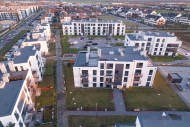 Yeni geliştirilmiş bir apartman dairesinin hava görüntüsü