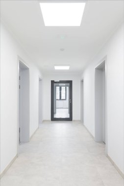 Cam Kapılar ve Aydınlatma Aletleri ile Modern Koridor