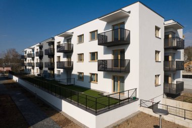 Balkonlu Modern Beyaz Apartman Binaları