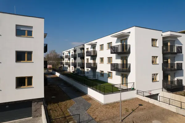 Balkonlu Modern Beyaz Apartman Binaları