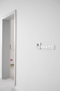 Kontrol Paneli ve Anahtarları Olan Modern Kapı Yolu