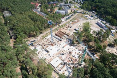Vinçleri olan bir inşaat alanının havadan görüntüsü