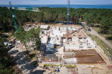 Vinçleri olan bir inşaat alanının havadan görüntüsü