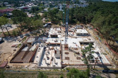 Vinçleri olan bir inşaat alanının havadan görüntüsü