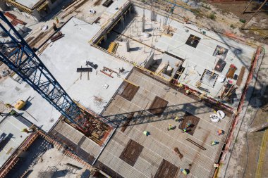 İşçi ve Çelik Çubuklu Bir İnşaat Alanının Havadan Üst Görünümü