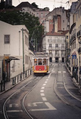 Hilly Caddesi, Alfama 'da Lizbon Klasik Tramvayı