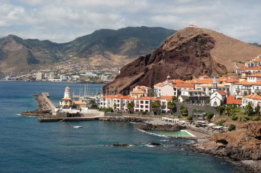 Deniz feneri, Marina ve Dağları olan Sahil Kasabası