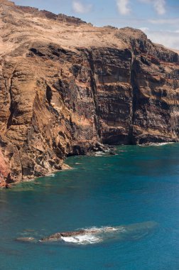 Kızıl Döşemeli Çatıları ve Dağ Arkaplanı olan Sahil Kasabası. Canial Madeira Portekiz.