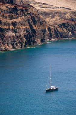 Kızıl Döşemeli Çatıları ve Dağ Arkaplanı olan Sahil Kasabası. Canial Madeira Portekiz.