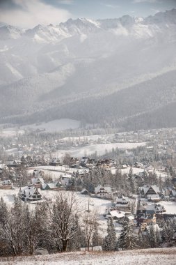 Dağ Vadisindeki Kar Köyü. Zakopane Polonya.