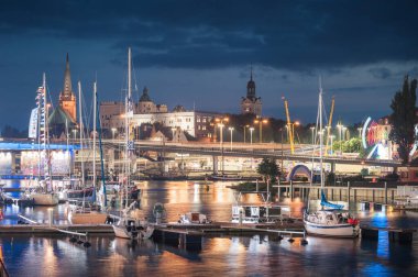 Gece Szczecin Limanı. Yelkenli ve City Skyline ile. Uzun Gemi Yarışları.