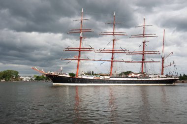 Sedov Uzun Gemisi Suyun Üzerinde Kırmızı Direkleri Var. Uzun gemi yarışları Szczecin. Uzun Gemi Yarışları Szczecin.