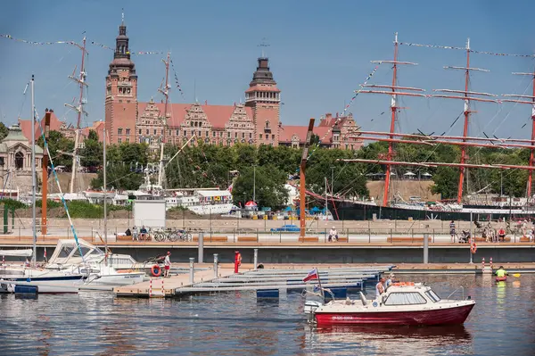 Gemi ve Motorlu Szczecin Rıhtımı. Uzun Gemi Yarışları Szczecin.