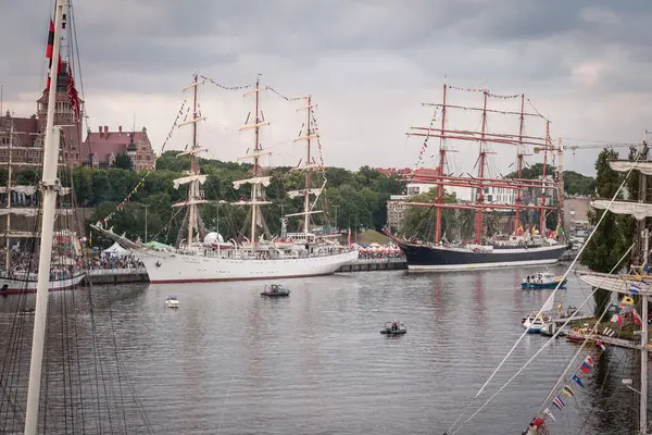 Rıhtımda uzun gemilerle Szczecin Rıhtımı. Uzun Gemi Yarışları.