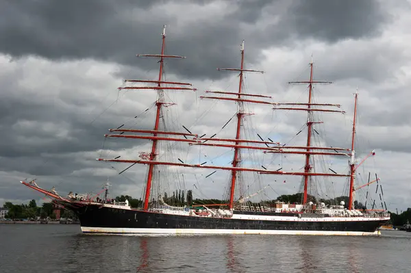 Sedov Uzun Gemisi Suyun Üzerinde Kırmızı Direkleri Var. Uzun gemi yarışları Szczecin. Uzun Gemi Yarışları Szczecin.