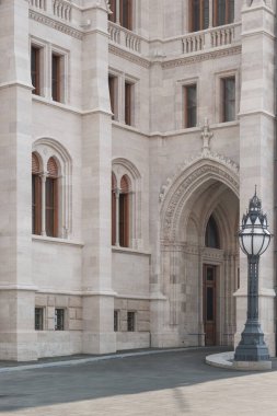 Taş Detaylar ve Kemer Girişli Tarihi Bina Cephesi - Budapeşte Macaristan 'daki parlamento binası.