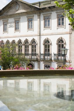 Bina Ağaçlı Çeşmeye Yansıtılıyor - Guimaraes Portugal.