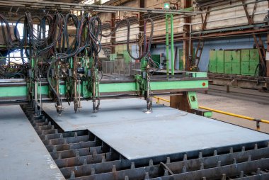 Fabrika Salonunda Metal Kesme Makinesi