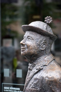 Şapkalı Bir Adamın Bronz Heykeli