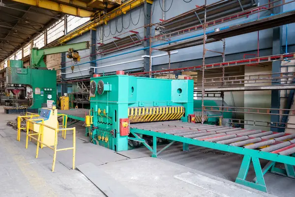 Metal işçiliği olan bir fabrika binası.