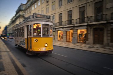 Lizbon 'da Hızlı Hareket Eden Sarı Tramvay