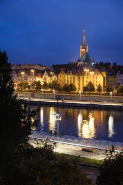 Szczecin Nehir Yansımalarıyla Gece Skyline