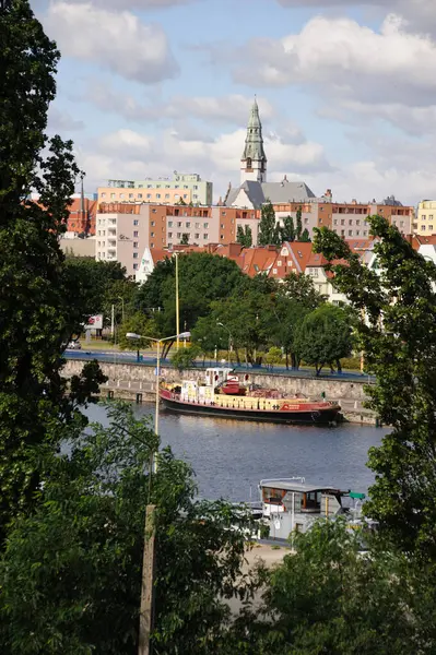 Szczecin Şehri Oder Nehri 'ndeki Teknelerle