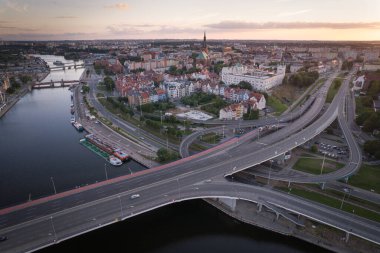 Waterway ve Highway Üstgeçitleri olan bir şehrin havadan görüntüsü