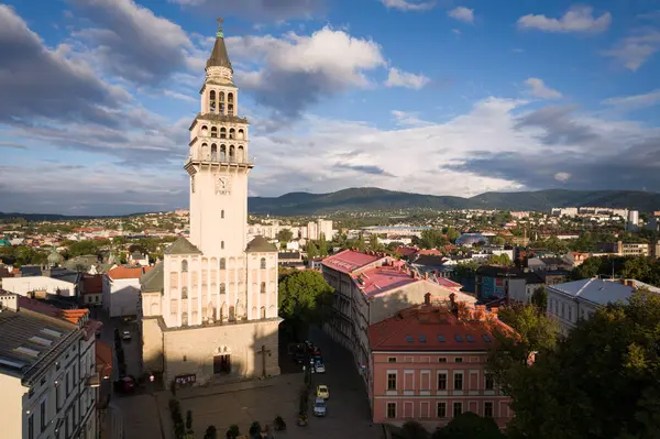 Kilise ve Renkli Çatıları olan Şehir Manzarası