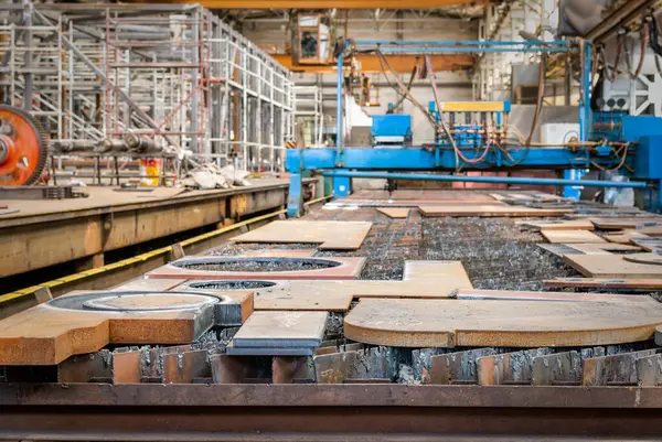 Metal kesme makinesi olan endüstri salonu