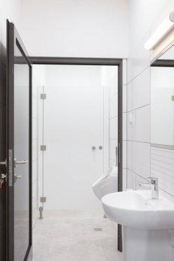 Lavabosu, sidiği ve tuvaleti olan modern umumi tuvalet.