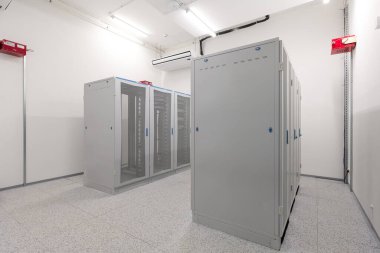 Elektrik santralindeki endüstriyel elektrik dolapları