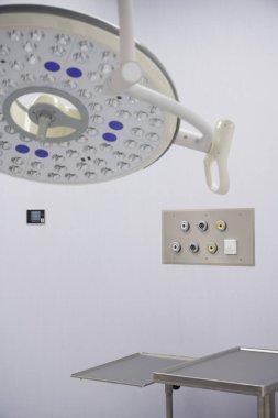 Tıbbi Tesiste Modern Cerrahi Işık ve Tablolar