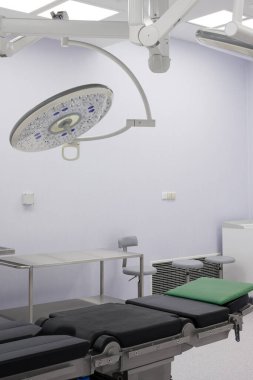 Yepyeni ameliyathane, ameliyathane. Hastane / klinikte tam tıbbi malzeme.