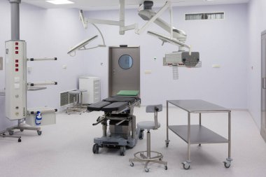 Yepyeni ameliyathane, ameliyathane. Hastane / klinikte tam tıbbi malzeme.