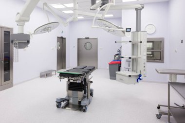 Yepyeni ameliyathane, ameliyathane. Hastane / klinikte tam tıbbi malzeme.