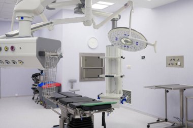 Yepyeni ameliyathane, ameliyathane. Hastane / klinikte tam tıbbi malzeme.