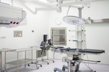 Yepyeni ameliyathane, ameliyathane. Hastane / klinikte tam tıbbi malzeme.